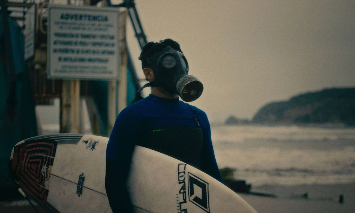 Compétition surf avec masque à gaz au Chili - el sacrificio, Geenpeace