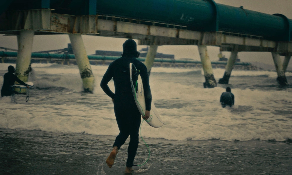 Compétition surf avec masque à gaz au Chili - el sacrificio, Geenpeace