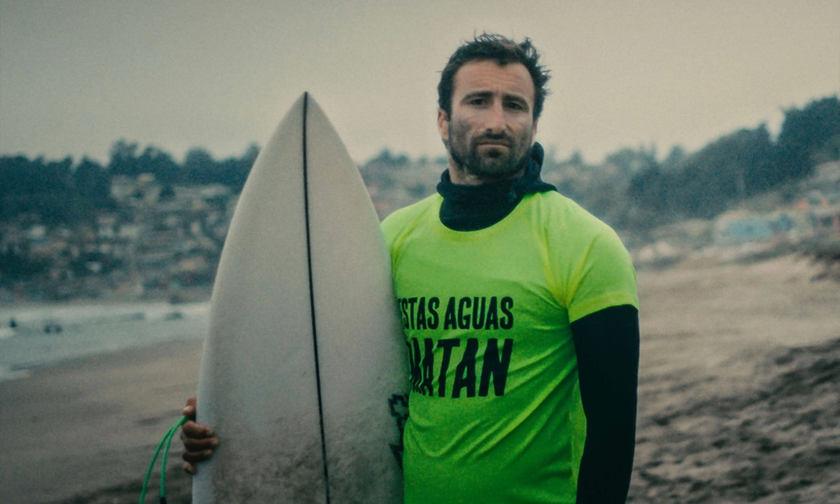 Compétition surf avec masque à gaz au Chili - el sacrificio, Geenpeace