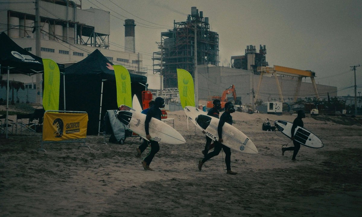 Compétition surf avec masque à gaz au Chili - el sacrificio, Geenpeace