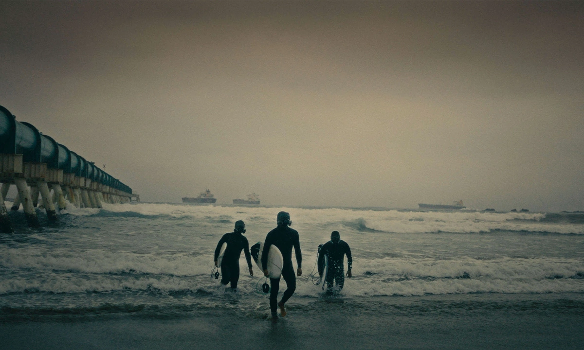 Compétition surf avec masque à gaz au Chili - el sacrificio, Geenpeace