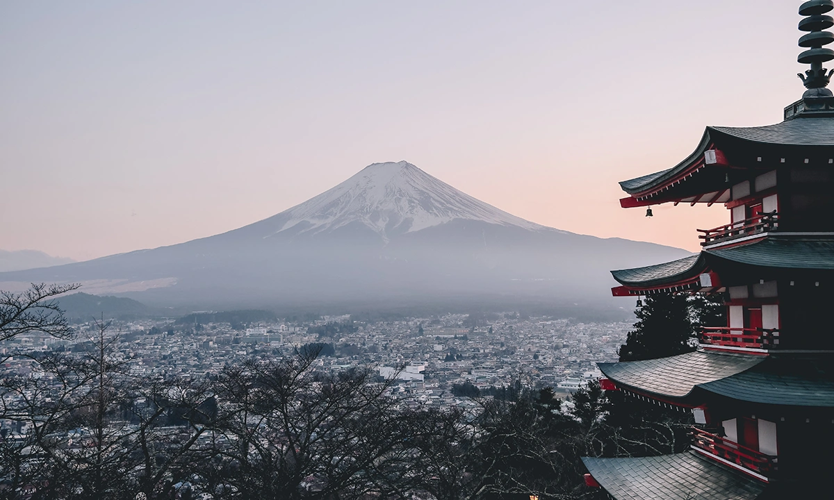 Pagode de Chureito face au Mont Fuji enneigé au Japon