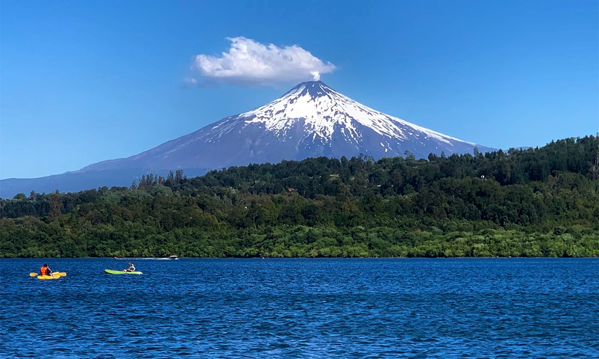 Lootie Run devant un lac et un volcan