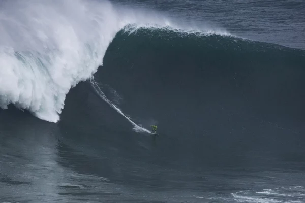 Garrett McNamara surf Nazarée