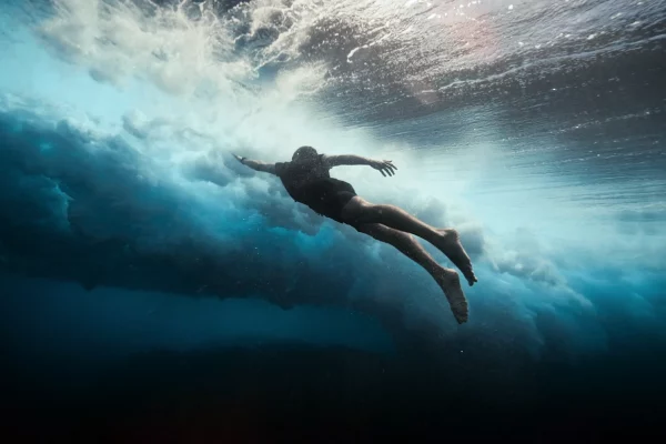 Arnaud Jerald en apnee sous la vague de Teahupoo a Tahiti