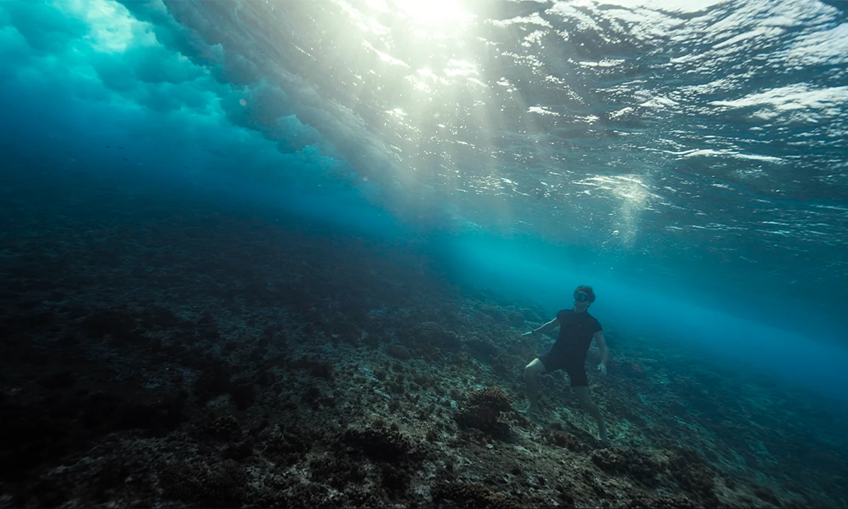 Arnaud Jerald en apnee sous la vague de Teahupoo a Tahiti