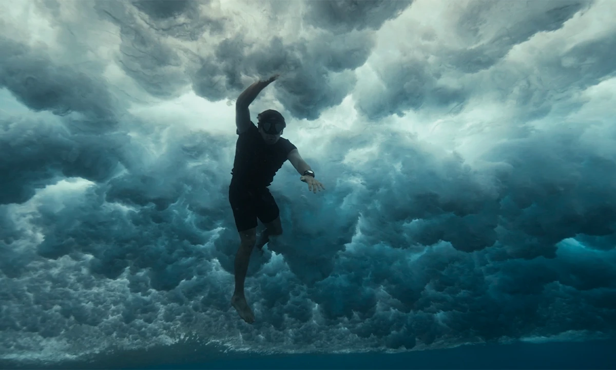 Arnaud Jerald en apnee sous la vague de Teahupoo a Tahiti