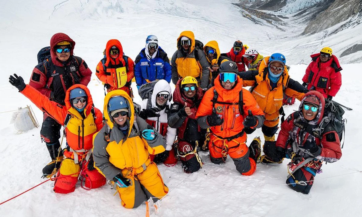 Alasdair Mckenzie et toute l'équipe d'Elite Exped au camp de base