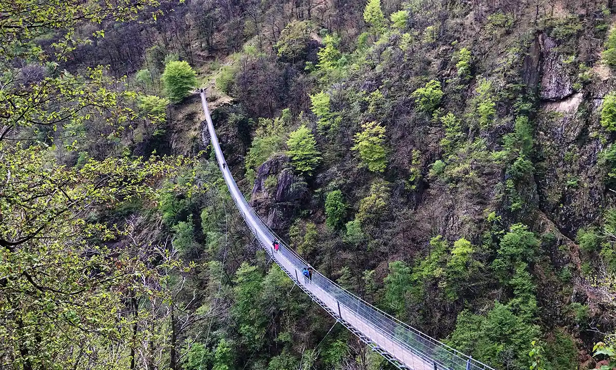 giro del ponte Tibetano