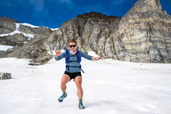 Grace Butler descendant un glacier pendant sa course sur la Via Valais