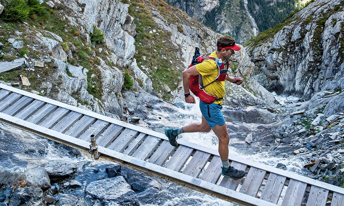 L'auteur traverse l'un des nombreux ponts de la gorge sur l'itinéraire