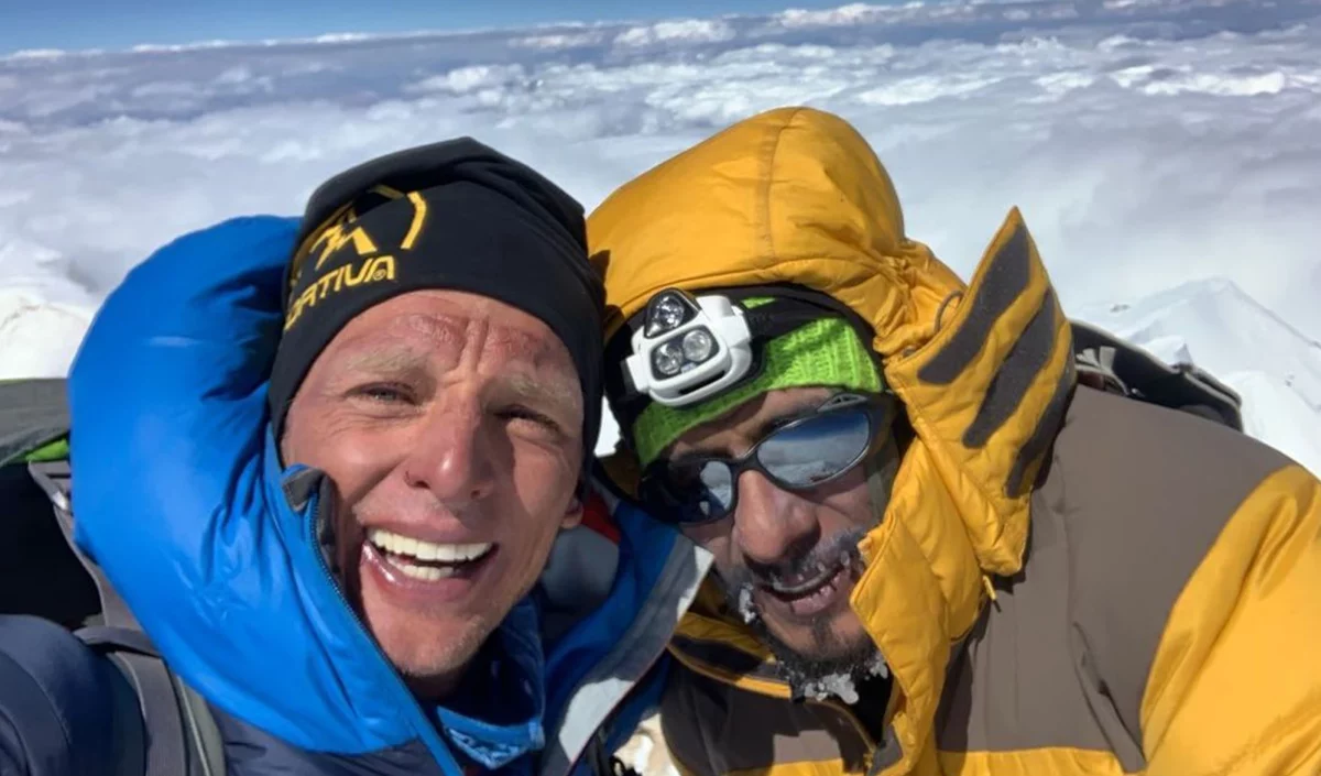 Karl Egloff (à gauche) et Nico Miranda au sommet du Makalu