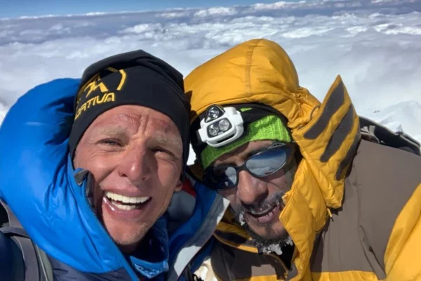 Karl Egloff (à gauche) et Nico Miranda au sommet du Makalu