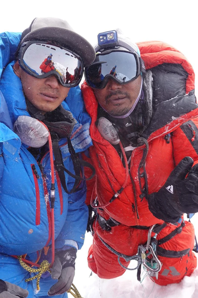 Sherpas présents avec Adrian Ballinger pour sa descente a ski du Makalu