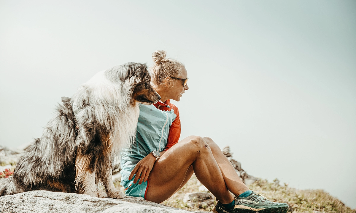 Mimmi Kotka assise avec son chien