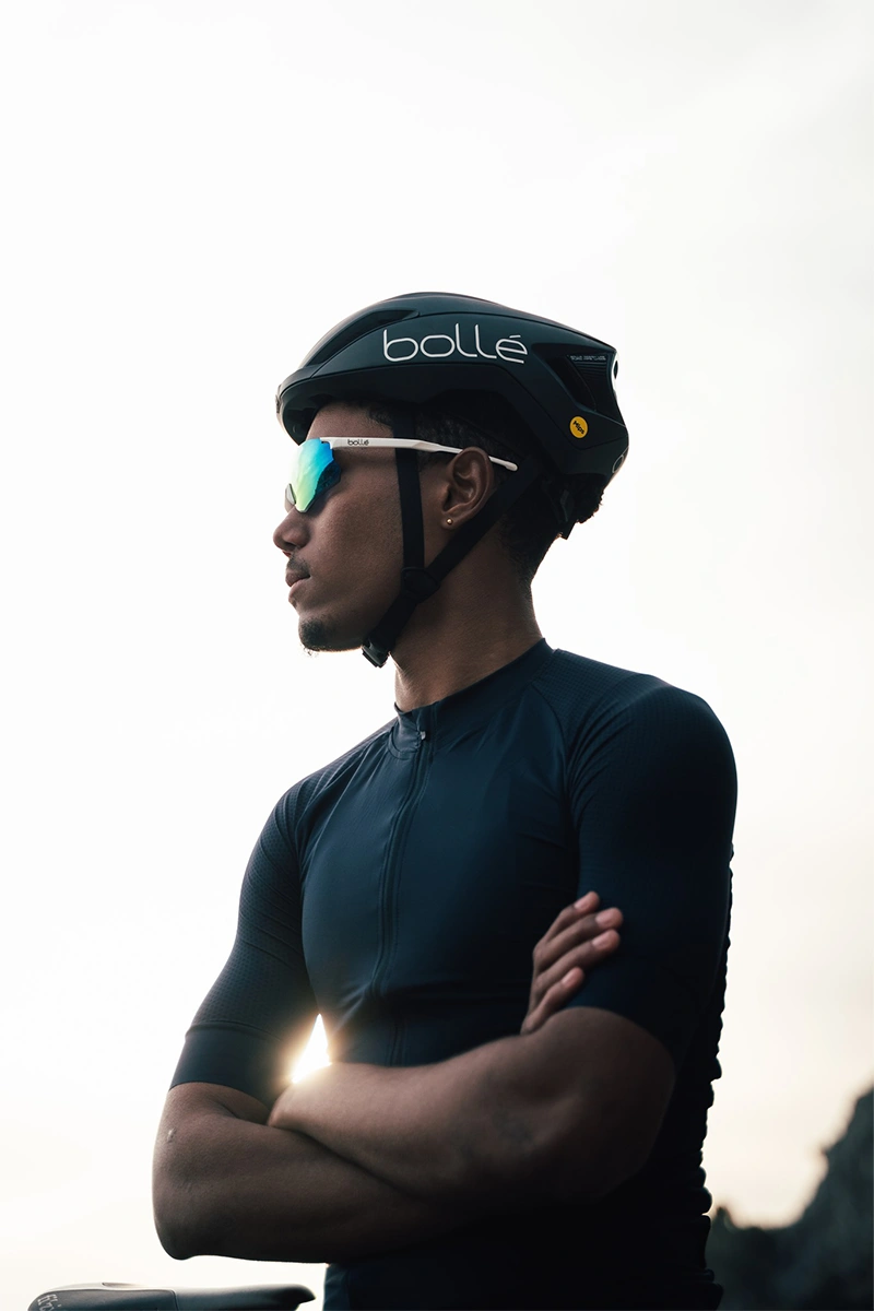 Cycliste avec lunettes Bolle Icarus