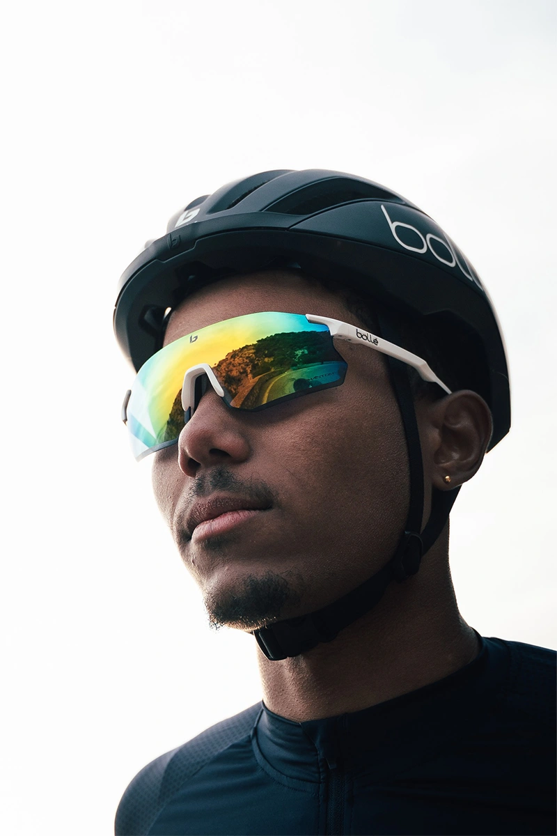 Cycliste avec lunettes Bolle Icarus