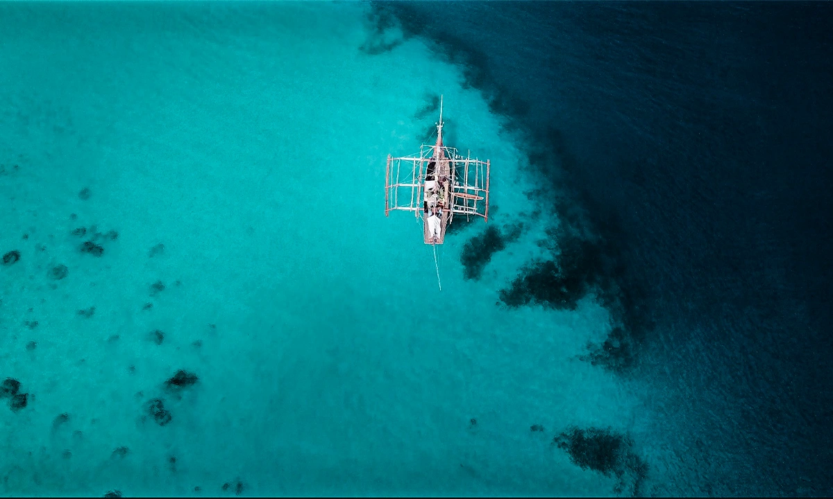 Nomads surfing bateau dans les eaux des philippines