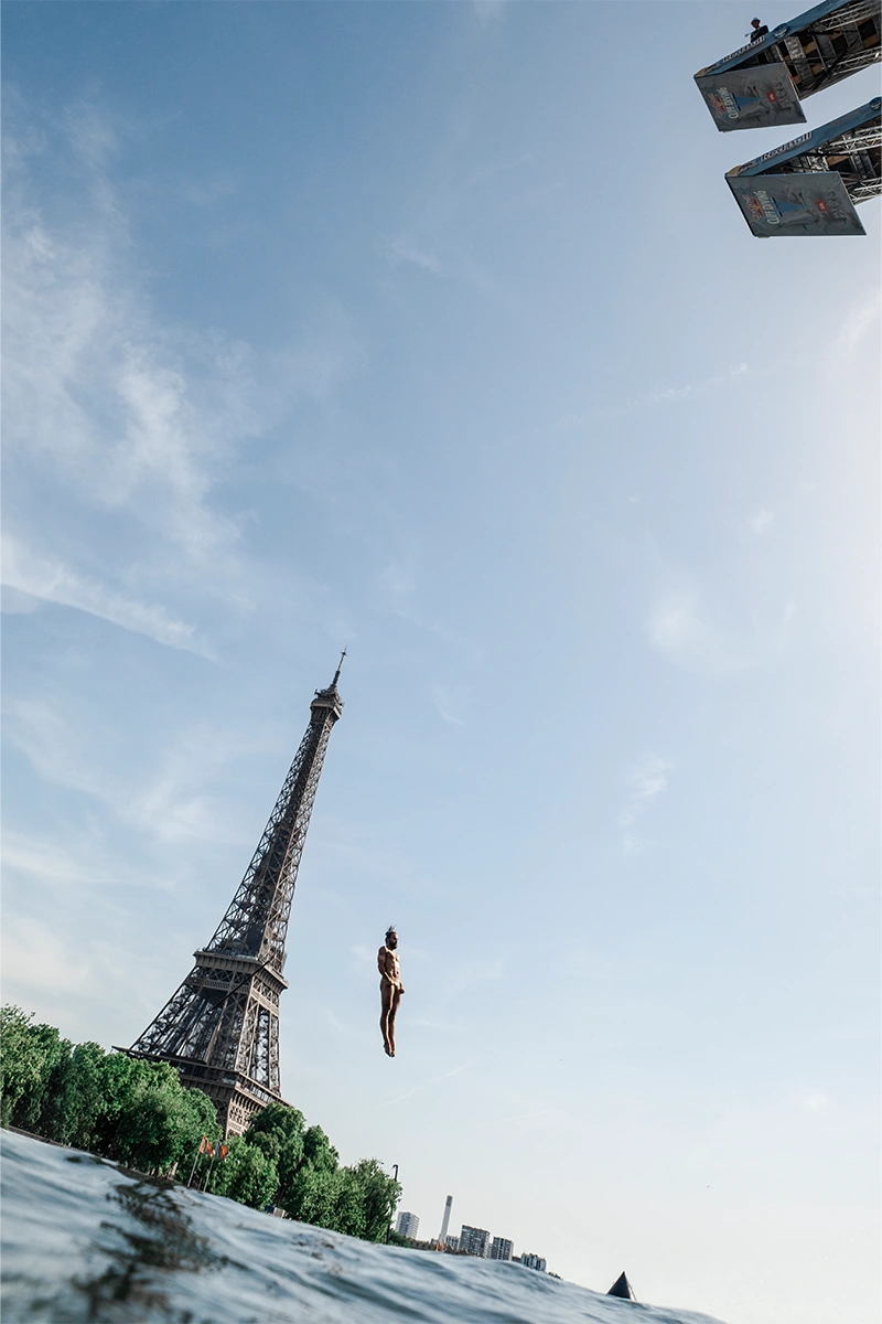 Red bull cliff diving saut en face de la tour Eiffel