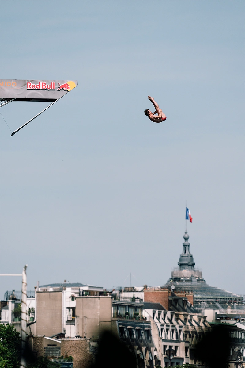 Gary Hunt Red bull cliff diving saut en face de la tour Eiffel