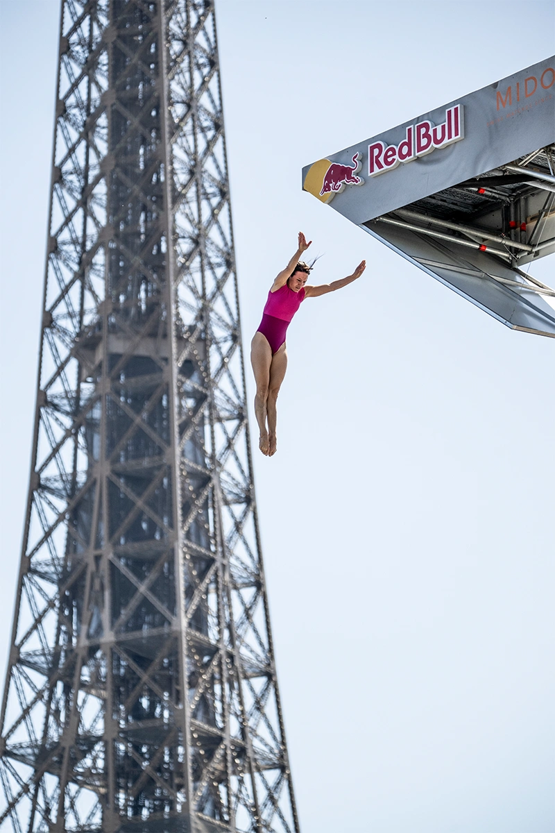 Red bull cliff diving saut en face de la tour Eiffel