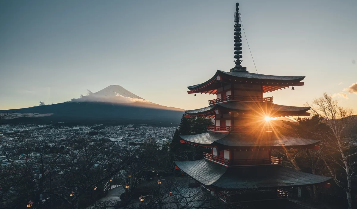 Temple japonais et mont Fuji au Japon