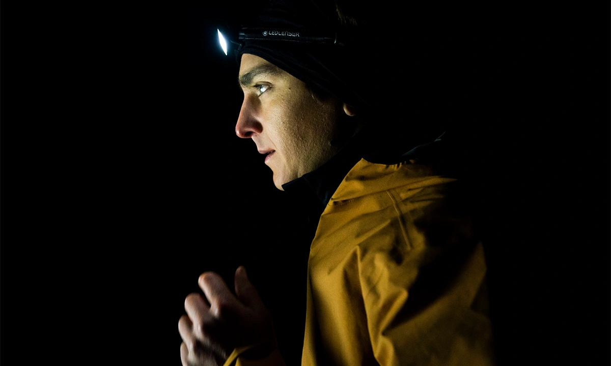 Xavier Thevenard avec lampe frontale Ledlenser Neo 9R