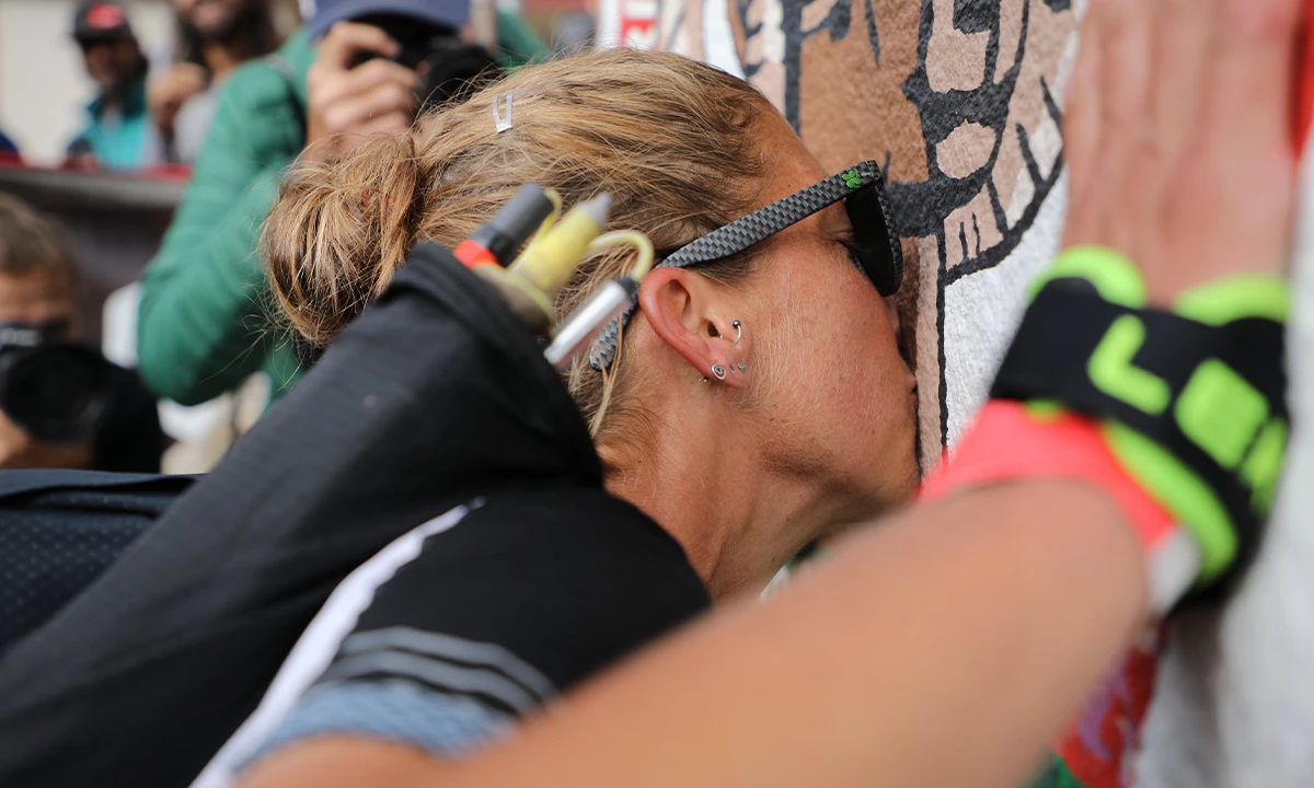 Courtney Dauwalter embrasse le rocher de la Hardrock 100
