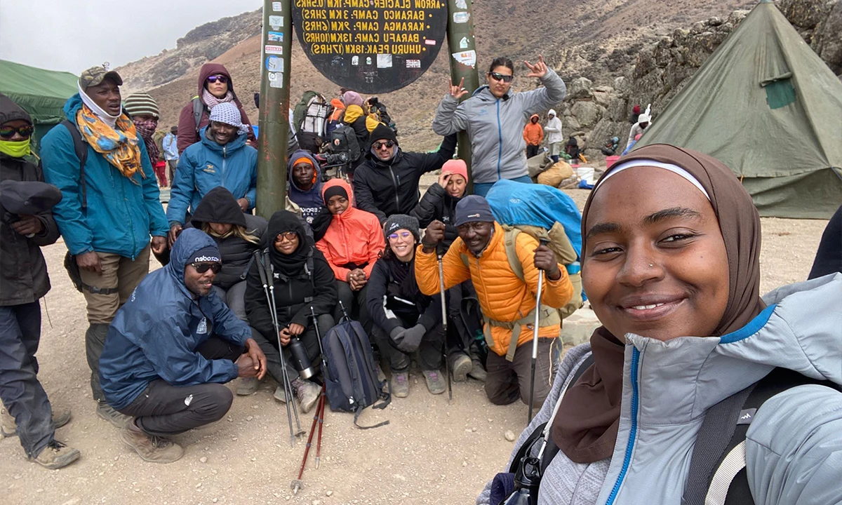 Groupe selfie - Expédition Kilimandjaro 2022 APART