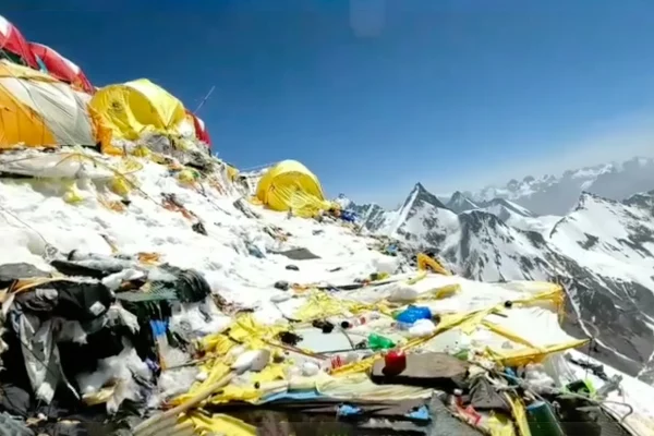 Déchets sur le K2