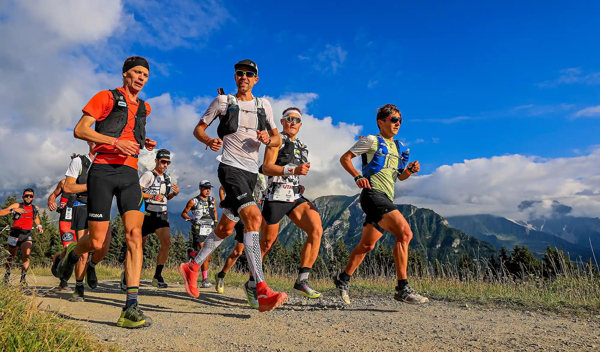 Jim Walmsley, François D'Haene et Xavier dans la montée aux Houches, UTMB 2021 (UTMB)