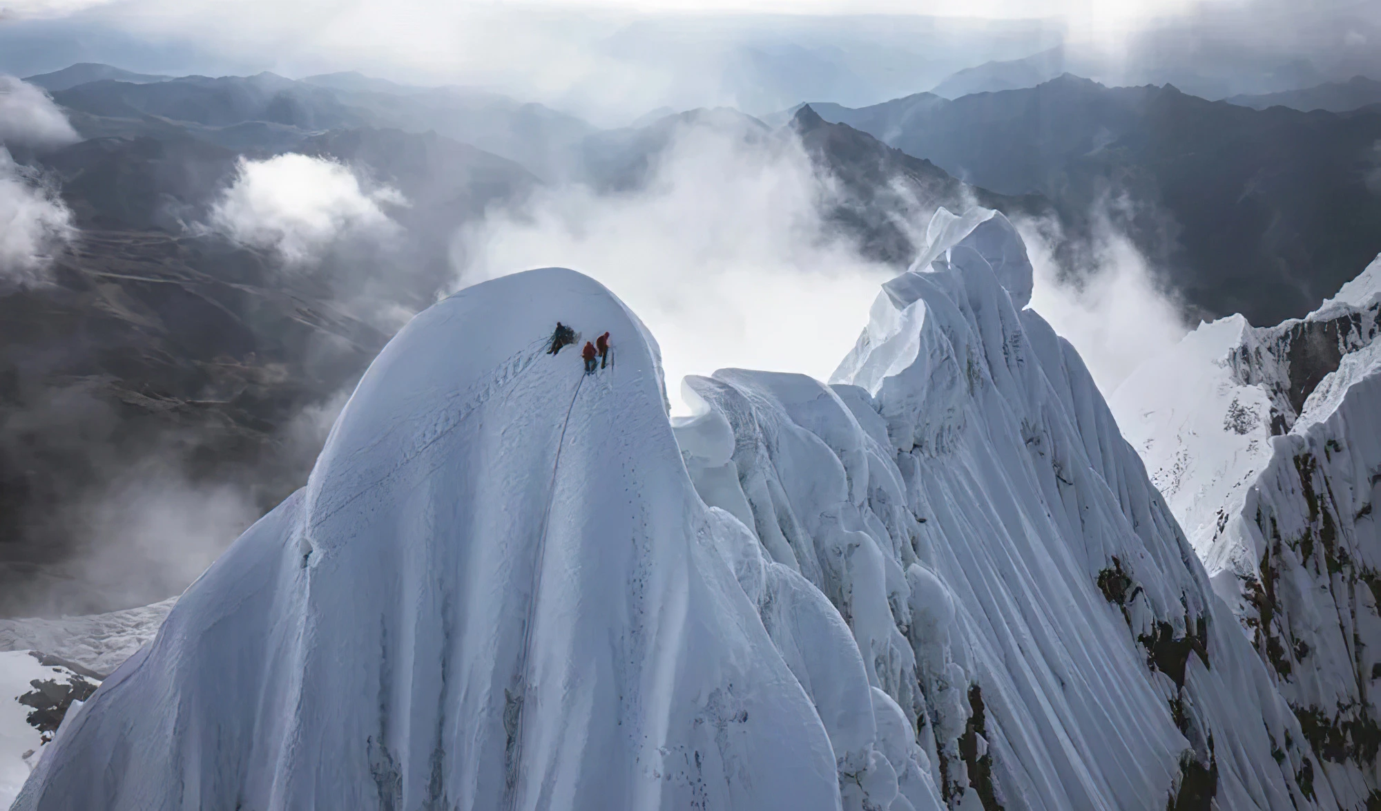 Josh Wharton et Vince Anderson ont été les premiers alpinistes à atteindre le sommet du Jirishanca depuis 2003. Par une coïncidence étonnante, ils ont été rejoints au sommet quelques minutes plus tard par les Canadiens Alik Berg et Quentin Roberts. (Drew Smith)