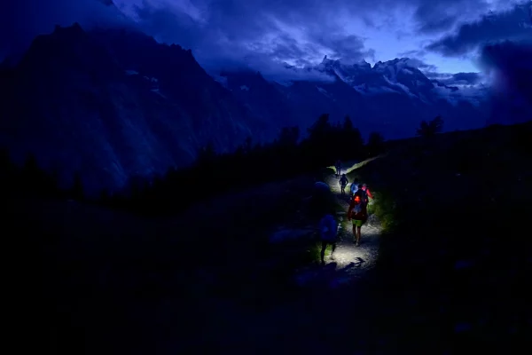 Coureurs de l'UTMB en direction du refuge Bertone (UTMB)