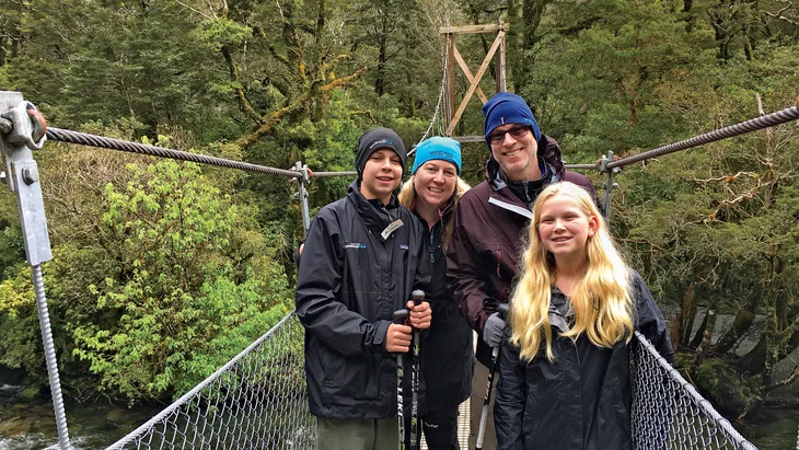 Cheryl Strayed en famille dans le parc national de Fiordland en Nouvelle-Zélande, 2017