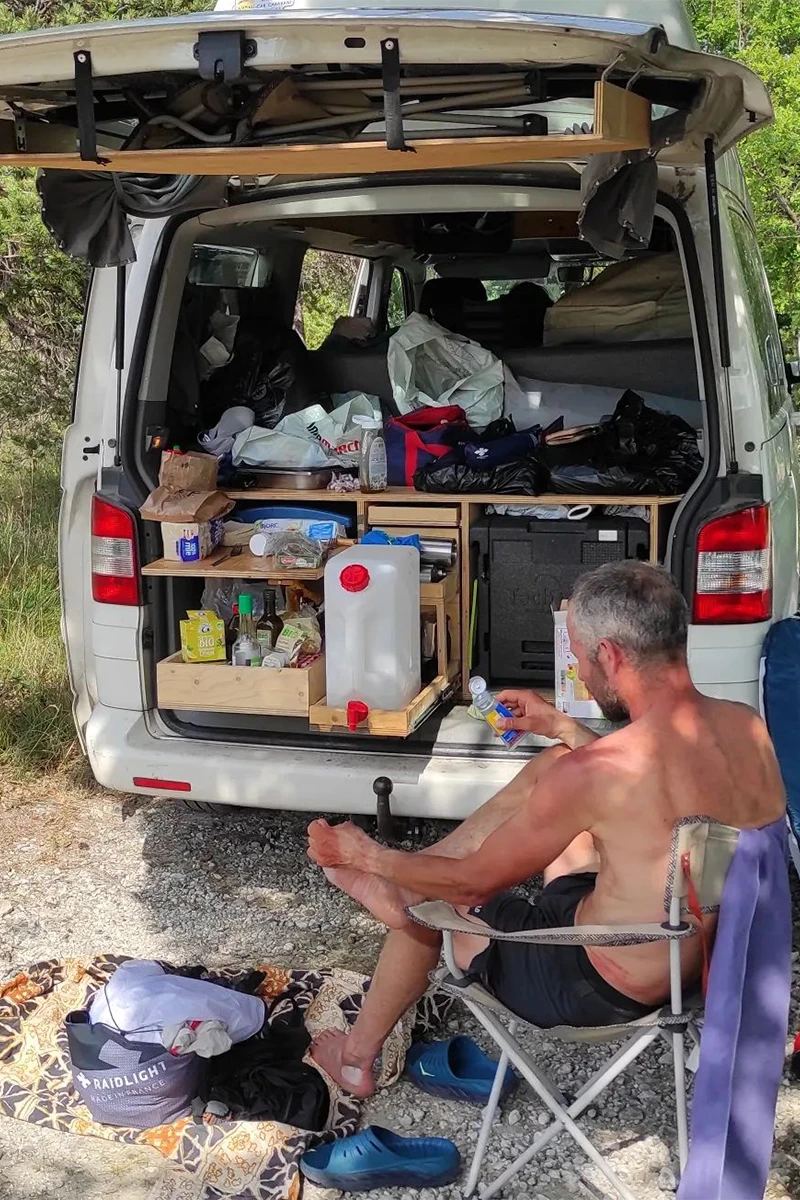 Pause dans un van Hexatrek