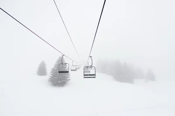 Télésiège vide dans le brouillard