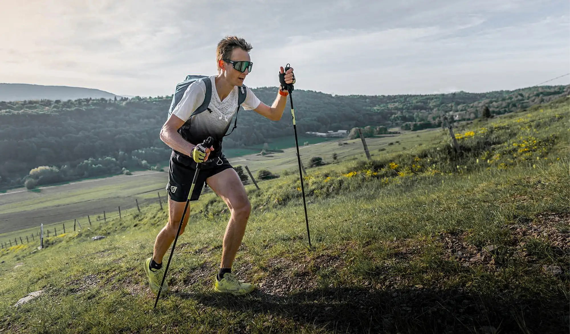 Un Homme Coureur De Trail. Et Pieds D'athlètes Portant Des