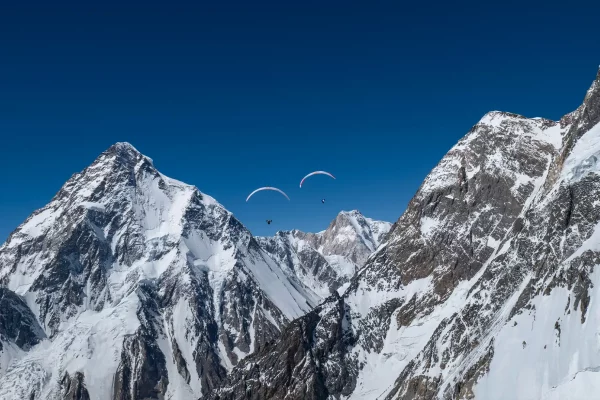 Tom de Dorlodot & Horacio Llorens vol en parapente au dessus du K2