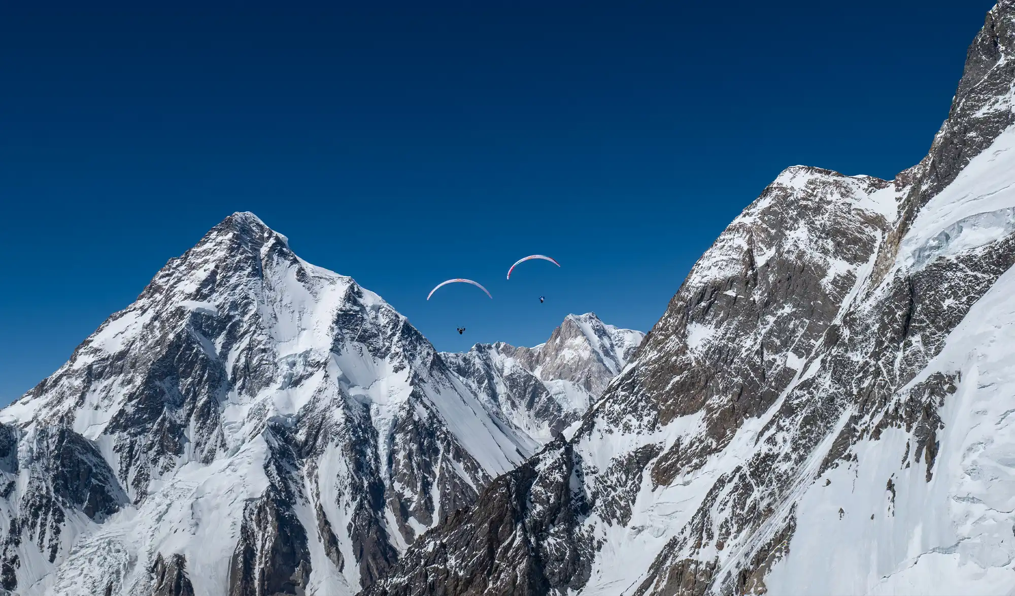 Tom de Dorlodot & Horacio Llorens vol en parapente au dessus du K2