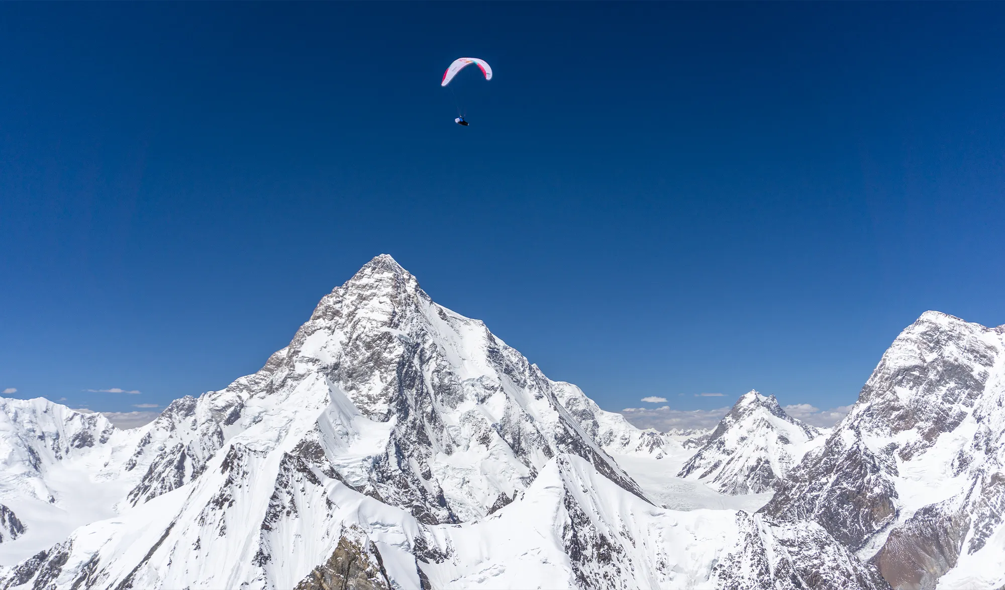 Tom de Dorlodot & Horacio Llorens vol en parapente au dessus du K2
