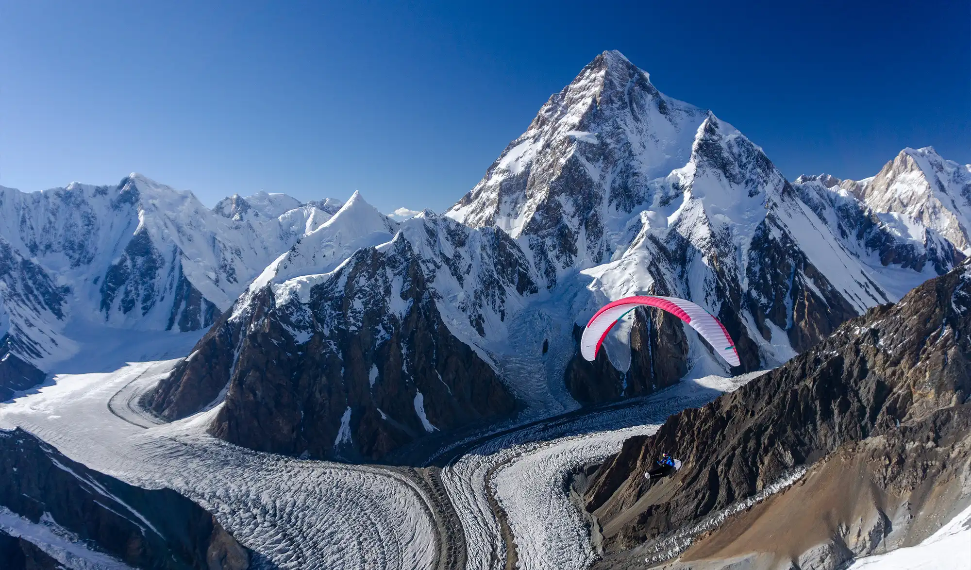 Tom de Dorlodot & Horacio Llorens vol en parapente au dessus du K2