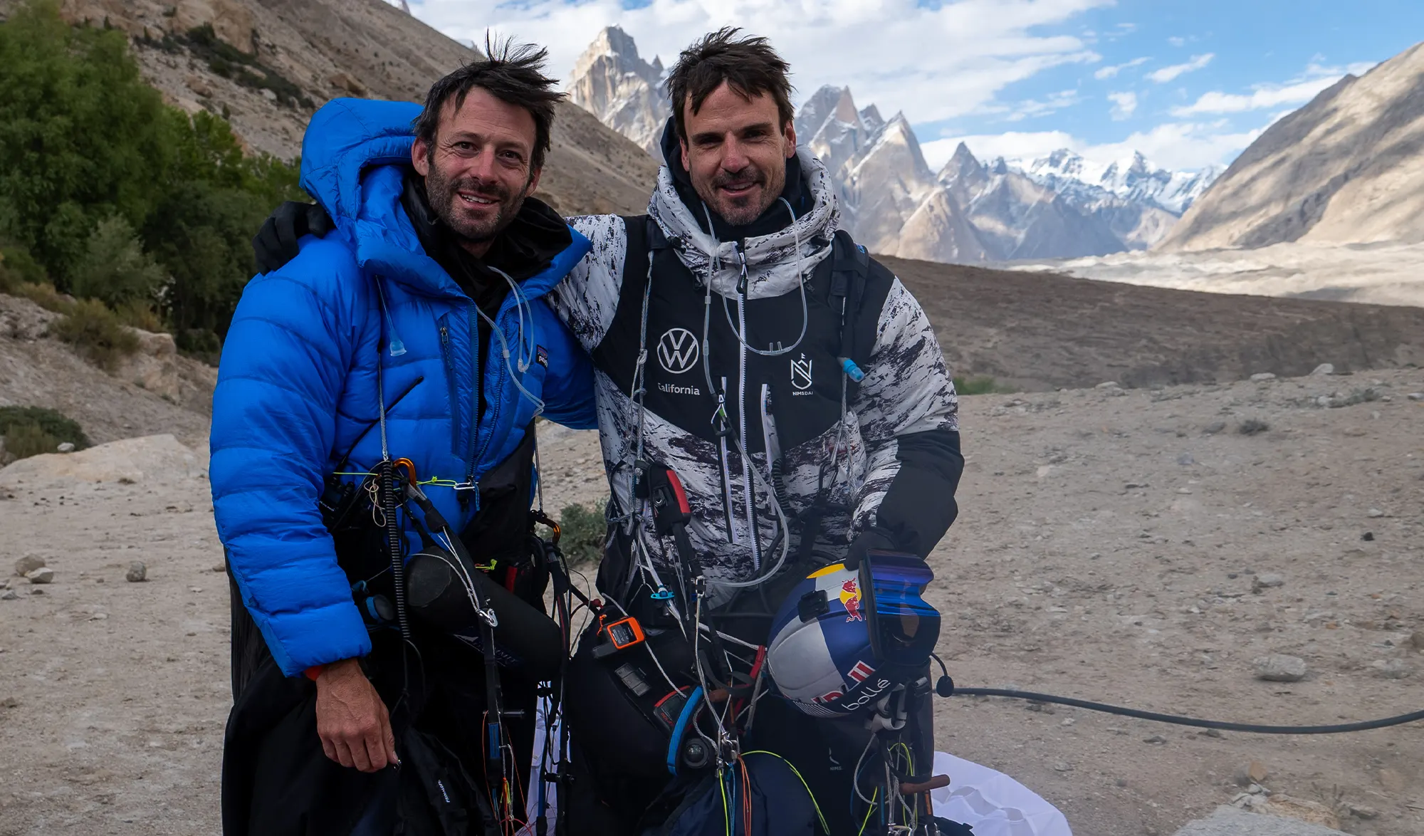 Tom de Dorlodot & Horacio Llorens vol en parapente au dessus du K2