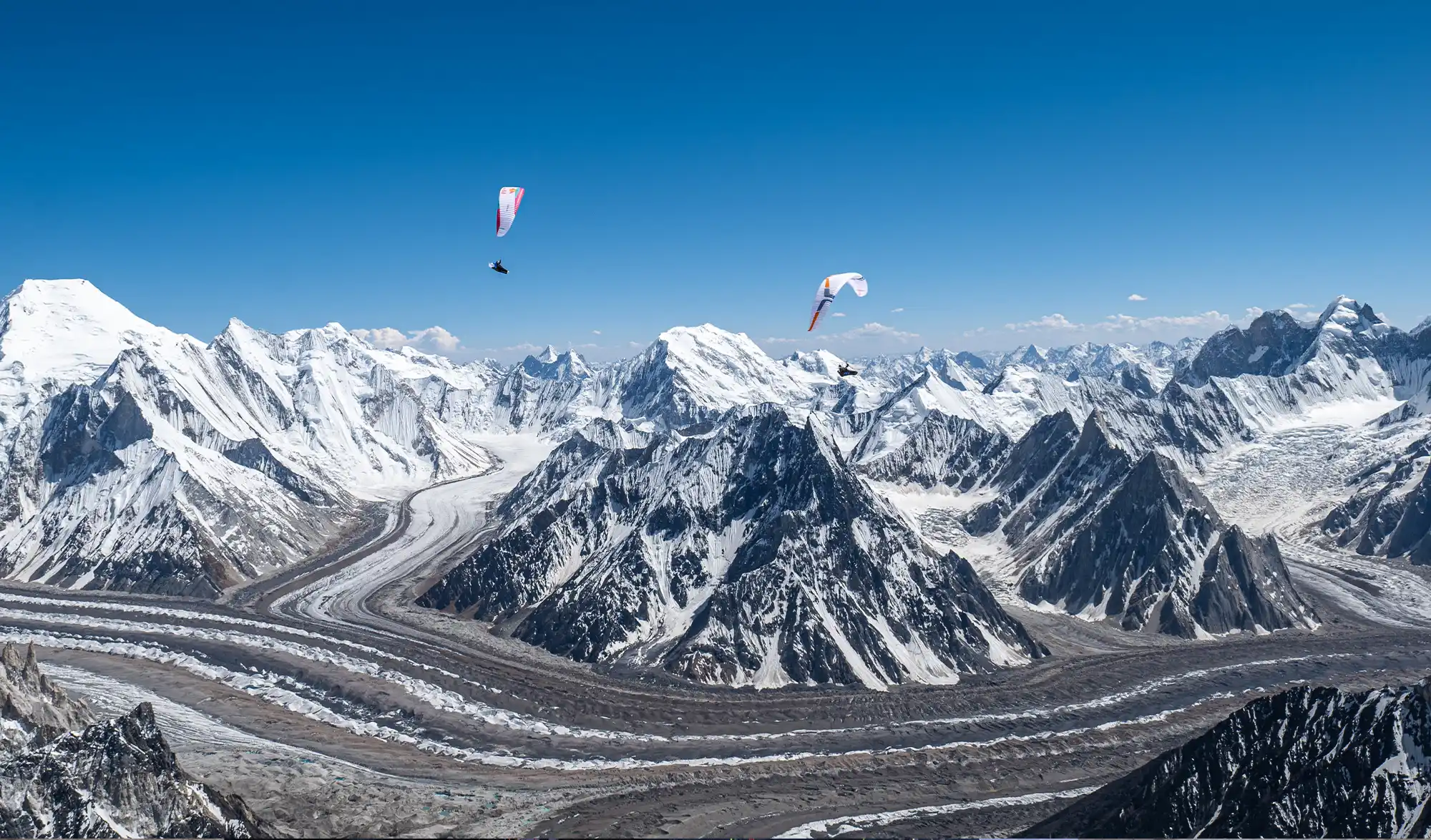Tom de Dorlodot & Horacio Llorens vol en parapente au dessus du K2