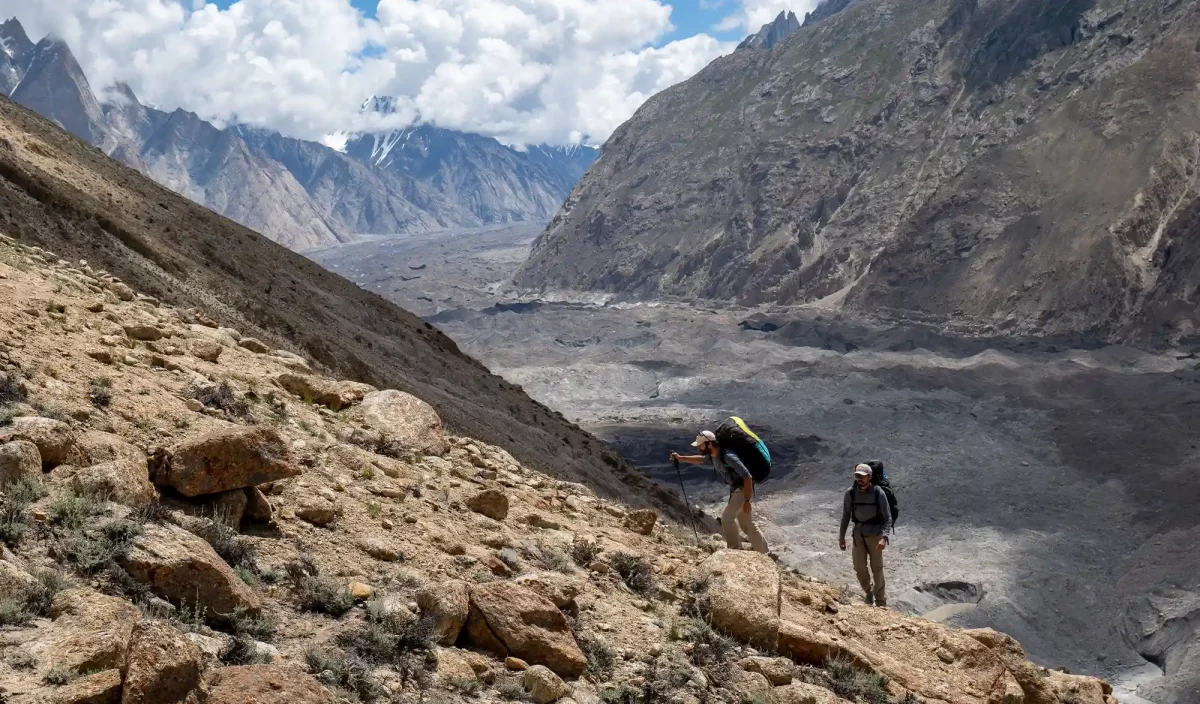 Tom de Dorlodot & Horacio Llorens vol en parapente au dessus du K2