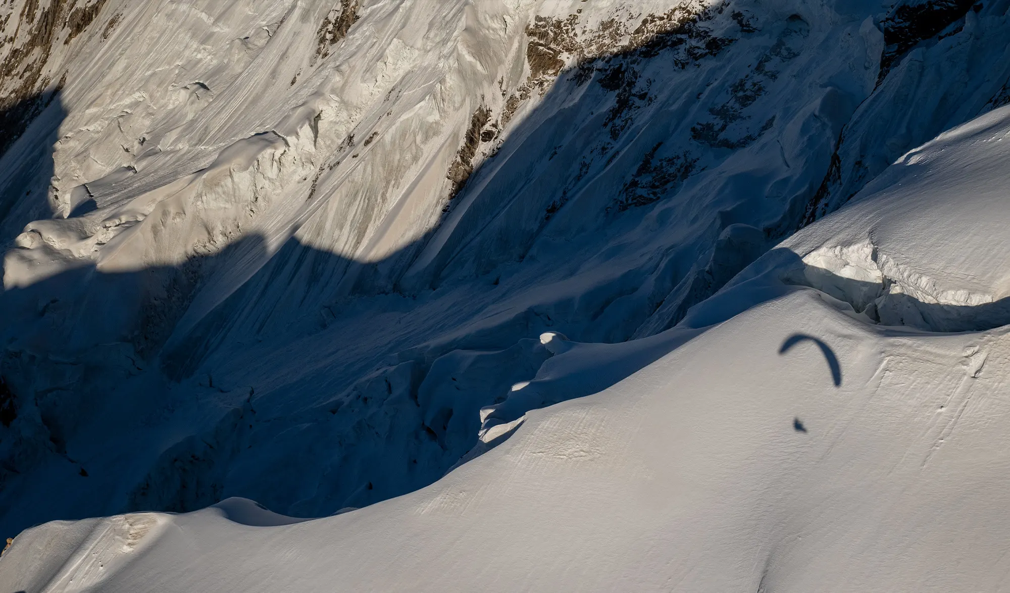 Tom de Dorlodot & Horacio Llorens vol en parapente au dessus du K2
