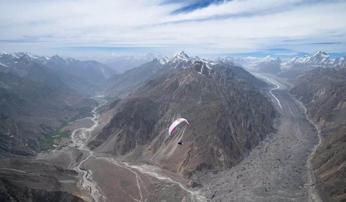 Tom de Dorlodot & Horacio Llorens vol en parapente au dessus du K2