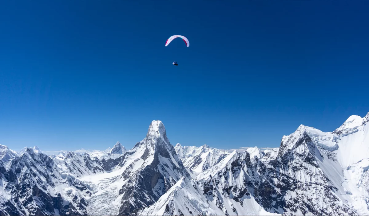 Tom de Dorlodot & Horacio Llorens vol en parapente au dessus du K2
