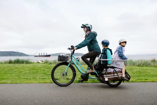 Vélo cargo avec enfants