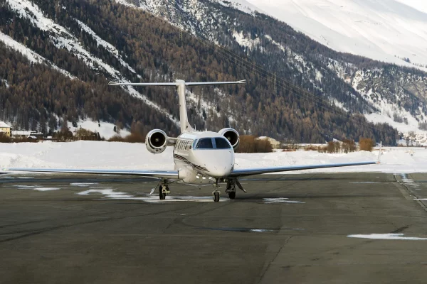Jet privé sur le tarmac de l'aéroport de Saint-Moritz
