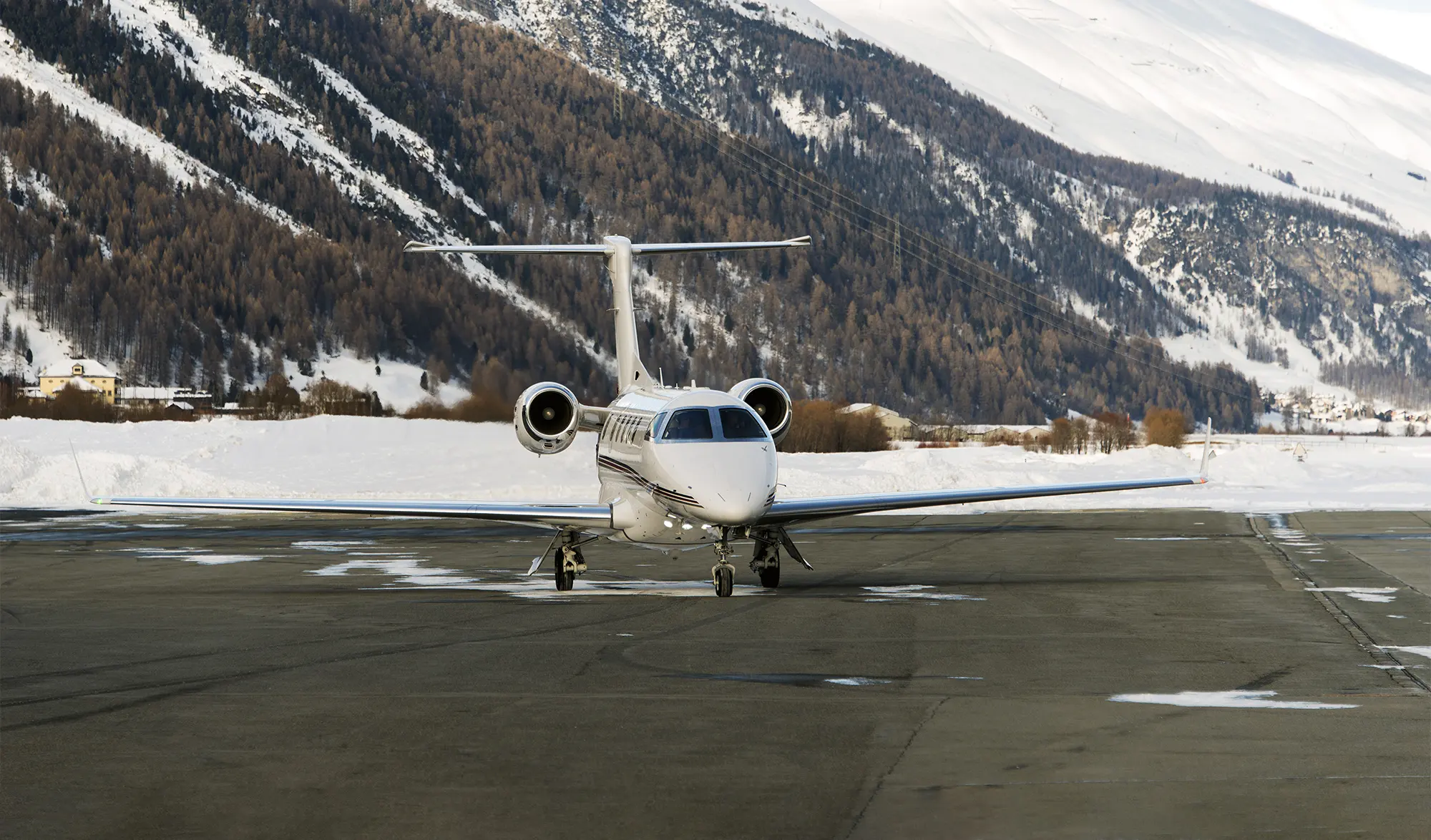 Jet privé sur le tarmac de l'aéroport de Saint-Moritz